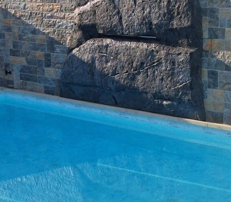 Pared de piscina con revestimiento imitación piedra