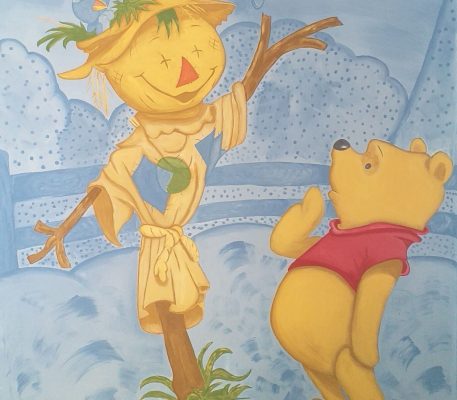 Pintura mural infantil de Winnie the Pooh y espantapájaros en tonos suaves.